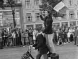 Demonstration In Support Of General Charles De Gaulle From Concorde To Etoile. En mai 1968, la France connait un important mouvement de r?volte culturelle, sociale et politique, dirig?e contre la soci?t? traditionnelle et contre le pouvoir gaulliste en place. L'opinion publique, initialement favorable au mouvement et aux partis de gauche se retourne et pl?biscite le gaullisme. Le 31 mai, ? Paris, sur les Champs ?lys?e, une manifestation de soutient ? CHARLES DE GAULE, est organis?e, de la Concorde ? la Plac